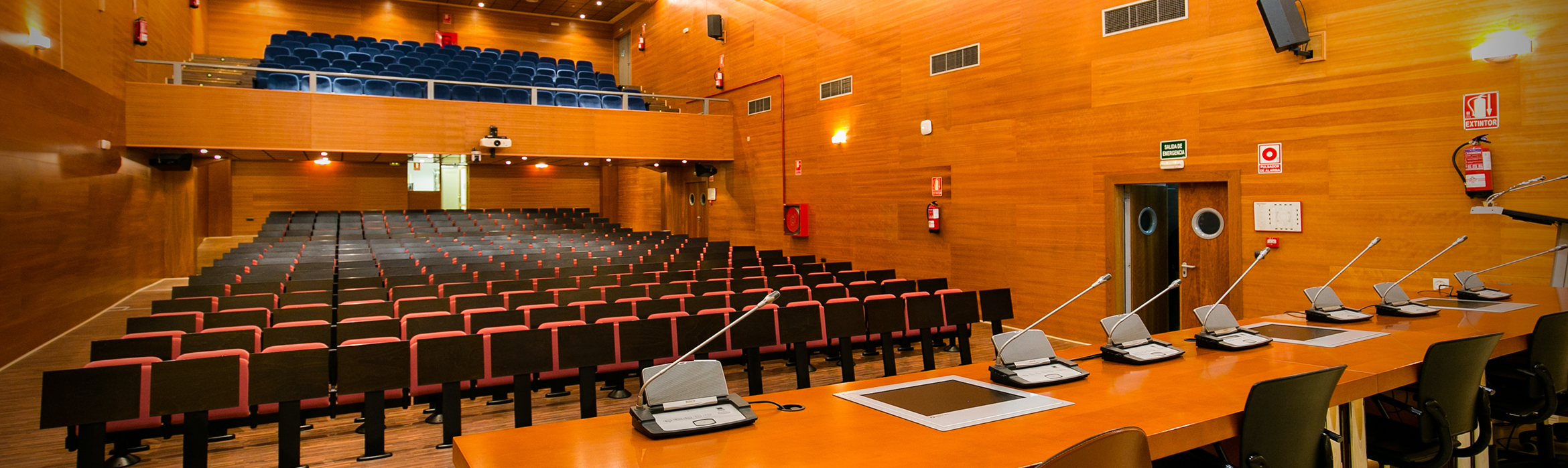 Vista desde el escenario hacia la platea del salón de actos del Edificio Politécnico